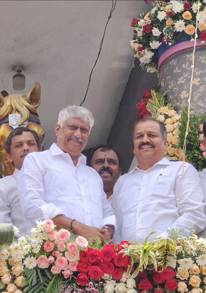 Agara Prakash with Congress leader